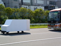 日野、3世代目に進化した衝突被害軽減ブレーキ…低速走行車両も衝突回避 画像