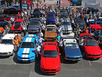 フォード マスタング、欧州で50周年記念イベント…過去最大の750台以上が集結 画像