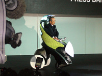 【東京モーターショー05】トヨタ渡辺社長『i-swing』の操作で“猛特訓” 画像