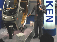 【東京モーターショー05】立ちコケしない2輪車…動研 画像