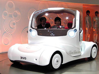 【東京モーターショー05】小池環境大臣、日産 ピボ に乗る 画像