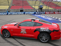 フォード マスタング 新型、ペースカーが登場…NASCARを先導 画像