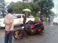 ランボルギーニ、木にぶつかり真っ二つ　タイ北部 画像