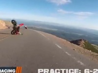 【パイクスピーク14】フリー走行で二輪ライダーが痛恨の転倒、原因は「空からホンダのバイク」［動画］ 画像