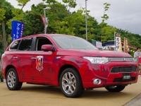 三菱 アウトランダーPHEV に“浦和レッズ迷彩”!? 山田暢久選手の引退を祝福 画像