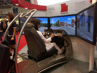 【東京モーターショー05】3面ワイドスクリーンで最新型シートベルトを体感 画像