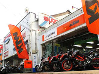 KTM、北陸初の正規ディーラーが福井に誕生…バイクハウス 赤い3輪車 画像
