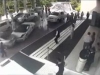 ランボルギーニ ガヤルド、インドの高級ホテルで事故…駐車係が暴走［動画］ 画像
