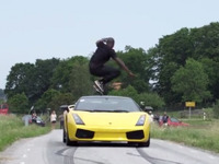 高速走行するガヤルドを、超人的ジャンプで飛び越える［動画］ 画像