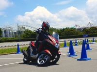 【ヤマハ トリシティ 試乗】バイク感覚で違和感なし、スポーツライディングさえ可能…和歌山利宏 画像