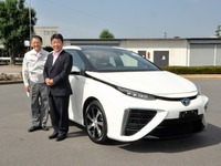 茂木経済産業大臣、トヨタのテストコースでFCVを試乗 画像