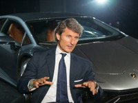 【ランボルギーニ ウラカン 日本発表】ヴィンケルマンCEO、驚きの派生モデル登場を予告 画像
