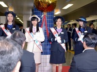 指原莉乃「駅全部に私たちのポスター貼りたい」……モノレール一日駅長 画像