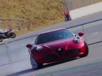 アルファ 4C、世界スーパーバイク選手権ライダーが試乗…彼女の横で大ハッスル［動画］ 画像