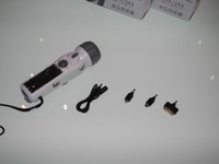 【オフィス防災EXPO14】最新の手回し式充電ラジオライト、スマホの充電も可能に 画像