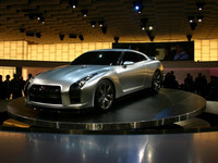 【東京モーターショー05】写真蔵…踊るキミは美しい、日産 GT-R 画像