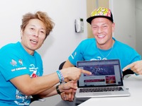 【鈴鹿8耐】コーラ1年分の行方は…？　チームカガヤマの加賀山代表とエガーター選手、レスポンスでミニゲームに挑戦 画像