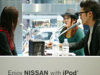 【日産 ウイングロード 新型発表】銀座で iPod ステーション 画像