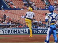 大記録の影でザ・ビートル・マンが残した“記憶”…横浜DeNA-中日戦・始球式 画像