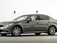 日産、新旧 スカイライン を米国で併売…「インフィニティQ40」に車名変更 画像