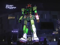 実物大ガンダム、プロジェクションマッピングでアートな「夏仕様」 画像