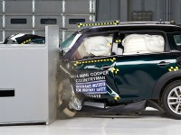 【IIHS衝突安全】MINI クロスオーバー、小型車で唯一の最高評価…スモールオーバーラップ衝突テスト 画像