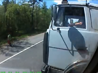 ロシアでトラック事故、車載カメラが捉えた瞬間映像［動画］ 画像