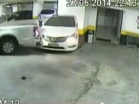 隣の車の停め方に怒ったドライバー、常軌を逸した行動［動画］ 画像