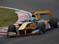 レーシングカーが爆音で公道を走る　8月17日 画像