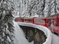 スイス、レーティッシュ鉄道で列車脱線…地滑りに巻き込まれる 画像