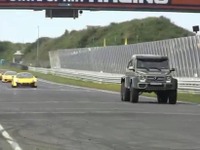 メルセデス Gクラス に6輪車、 G63 AMG 6×6…スーパーカーとサーキット走行［動画］ 画像
