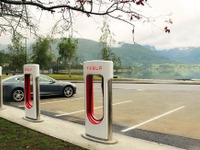 米EVのテスラ、急速充電の「スーパーチャージャー」…欧州50拠点目を開設 画像