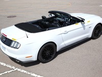 フォード マスタング 新型、初の右ハンドル車が完成…走行テストへ 画像