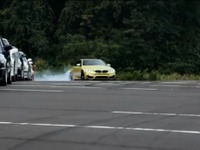 BMW M4クーペ、米国発売記念ドリフト…歴代Mカーが歓迎［動画］ 画像