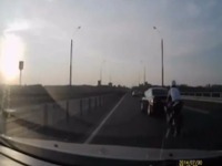 高速道路でライダーが追突事故、無傷の奇跡…ロシア［動画］ 画像