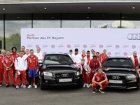 アウディ、独サッカー「FCバイエルン」の選手に新車贈呈 画像