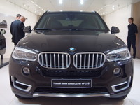 【モスクワモーターショー14】AK47で蜂の巣にされても大丈夫！ BMW X5の防弾車が世界初公開 画像