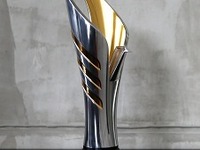 シンガポール航空、F1シンガポールグランプリの優勝トロフィーを初披露 画像