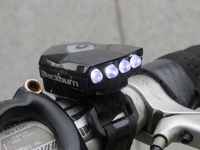 発電、電池交換不要のUSB充電式LEDライトで快適ライド 画像