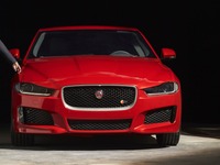 ジャガーの新型セダン「XE」、まずは「XE S」を初公開へ…高性能グレードか 画像