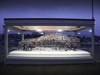 ジャガー の新型セダン、XE …実物大のオブジェで予告 画像