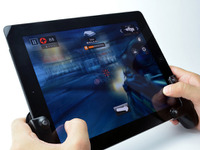 iPad Airとminiをゲームコントローラーに変える、吸盤式グリップ 画像