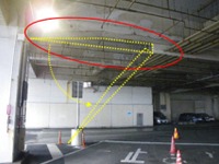 海ほたる駐車場で「防煙垂れ壁」が垂れ下がりバスに接触 画像