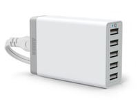 充電難民に捧ぐ…5つのUSBポートを備える急速充電器 画像