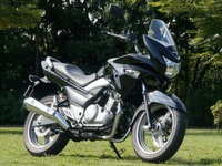 スズキ GSR250S …ボリューム感を強調するハーフカウル仕様［写真蔵］ 画像