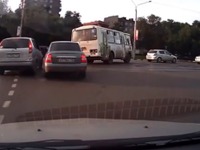 ゆずりあいが大切だとわかるロシアの交通トラブル映像［動画］ 画像