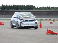 バイク用タイヤのような「ブリヂストン ologic」を装着した BMW i3 に体験試乗 画像