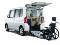 【福祉機器展14】ダイハツ、タントの福祉車両など計6台を展示 画像
