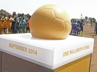 シボレー、100万個のサッカーボールを世界60か国に寄贈 画像