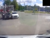 バイクと車が事故、ライダーが無事の奇跡…ロシア［動画］ 画像